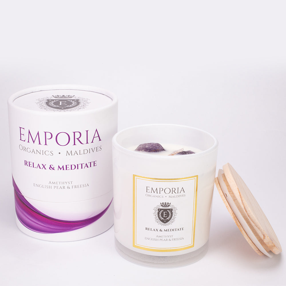 Emporia Organics Skleněná Svíčka: Maledivy - ODPOČINOUT SI & PŘEMÝŠLET, s Ametystem, s vůní anglické hrušky a frézie, 100% sójový vosk, 230 g