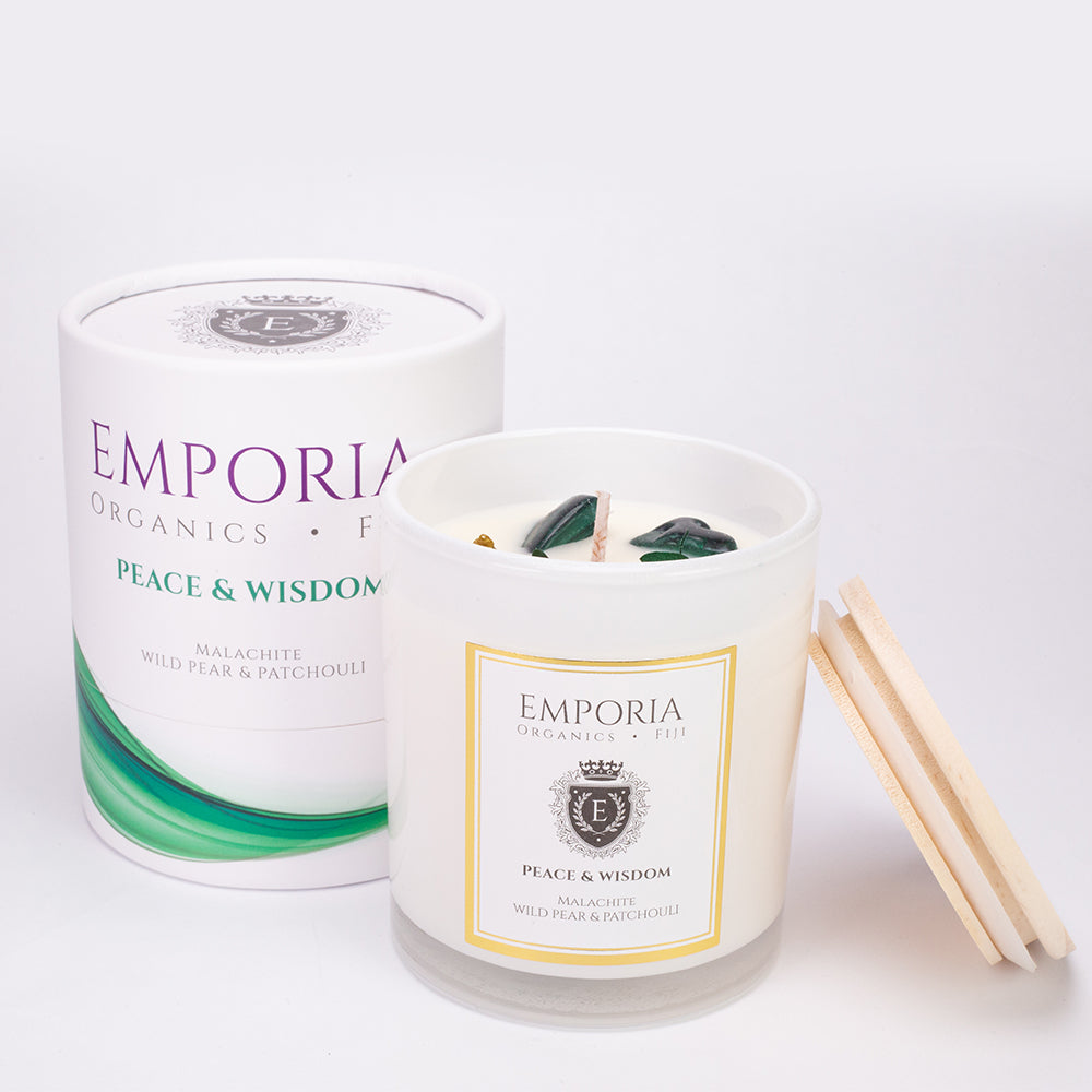 Emporia Organics Skleněná Svíčka: Fiji - MÍR & MOUDROST, s Malachitem, s vůní divoké hrušky a pačuli, 100% sójový vosk, 230 g