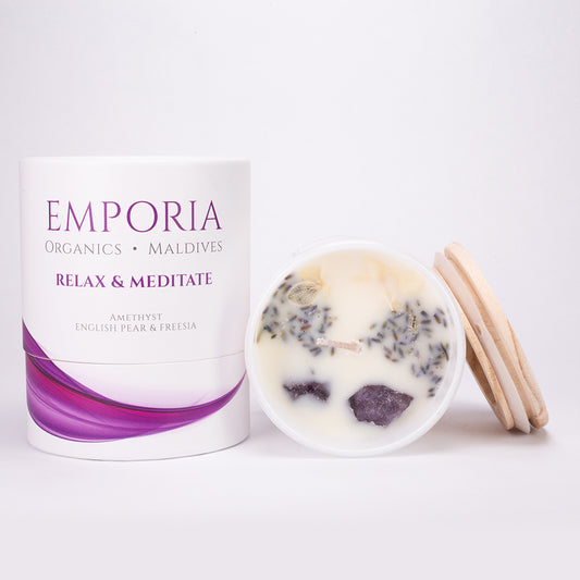 Emporia Organics Skleněná Svíčka: Maledivy - ODPOČINOUT SI & PŘEMÝŠLET, s Ametystem, s vůní anglické hrušky a frézie, 100% sójový vosk, 230 g